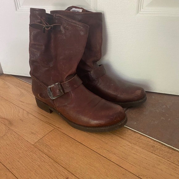 Frye - Picture 1 of 1